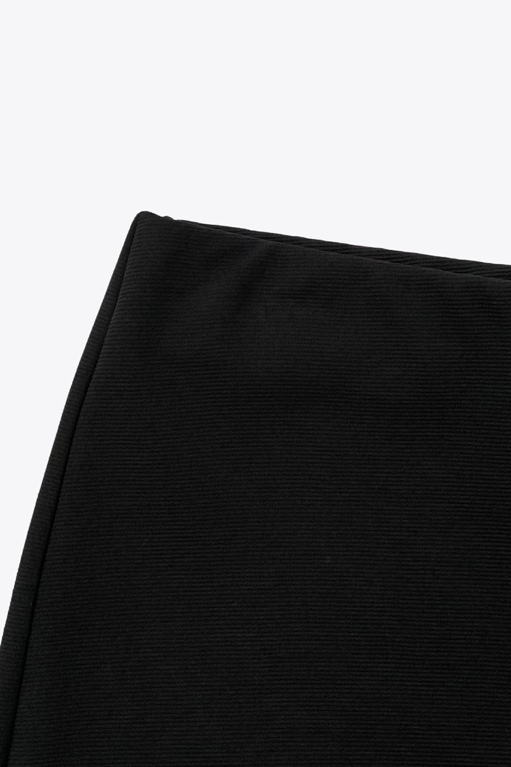 Pantalón básico de fit wide leg y cintura alta con pretina elástica.