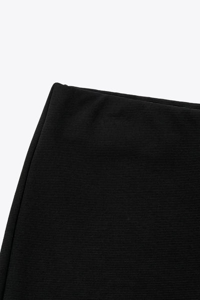 Pantalón básico de fit wide leg y cintura alta con pretina elástica.