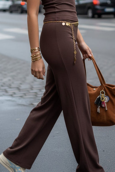 Pantalón fluido de fit wide leg y cintura alta con pretina elástica. Detalle de textura en tejido.