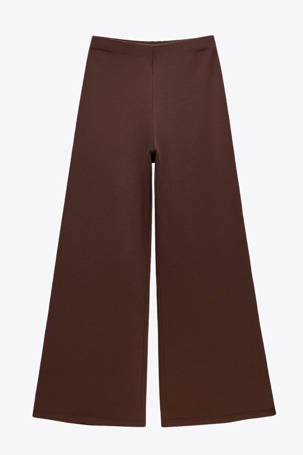 Pantalón fluido de fit wide leg y cintura alta con pretina elástica. Detalle de textura en tejido.