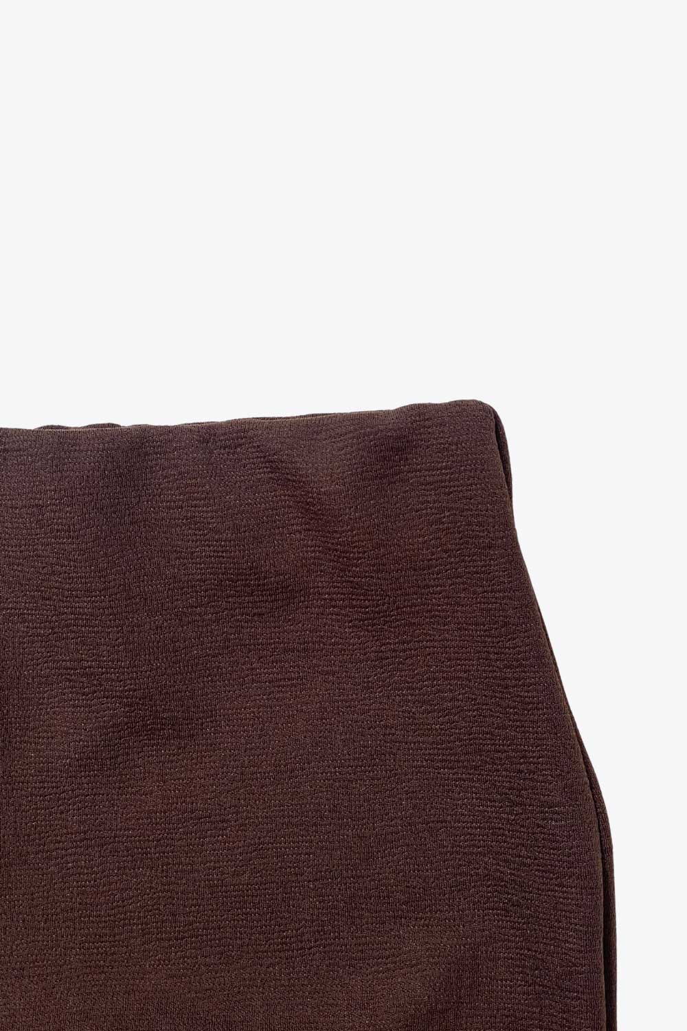 Pantalón fluido de fit wide leg y cintura alta con pretina elástica. Detalle de textura en tejido.