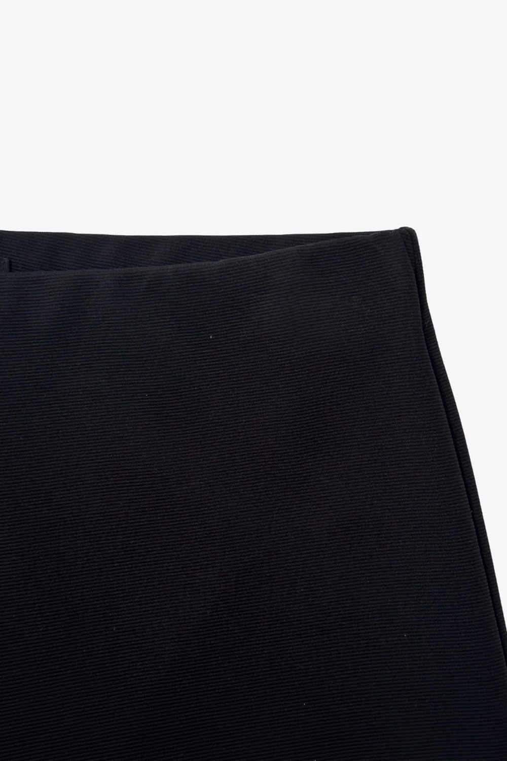 Pantalón fluido de fit wide leg y cintura alta con pretina elástica. Detalle de textura en tejido.