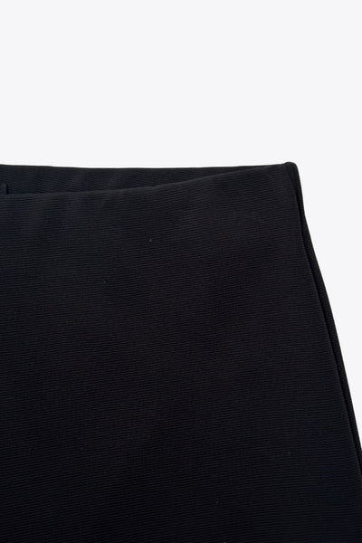 Pantalón fluido de fit wide leg y cintura alta con pretina elástica. Detalle de textura en tejido.