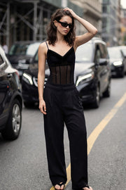 Pantalón de fit wide leg, pinzas frontales, cintura media con detalle de pretina en contraste, bolsillos delanteros y vivos decorativos posteriores. Detalle de raya frontal y posterior. Cierre frontal con broche y cremallera ocultos.