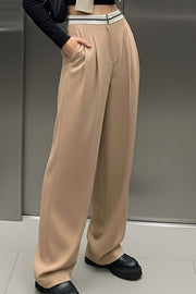 Pantalón de fit wide leg, pinzas frontales, cintura media con detalle de pretina en contraste, bolsillos delanteros y vivos decorativos posteriores. Detalle de raya frontal y posterior. Cierre frontal con broche y cremallera ocultos.