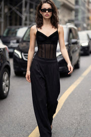 Pantalón de fit wide leg, pinzas frontales, cintura media con detalle de pretina en contraste, bolsillos delanteros y vivos decorativos posteriores. Detalle de raya frontal y posterior. Cierre frontal con broche y cremallera ocultos.