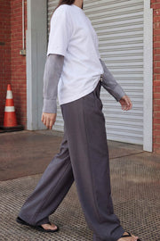 Pantalón de fit wide leg, pinzas frontales, cintura media con detalle de pretina en contraste, bolsillos delanteros y vivos decorativos posteriores. Detalle de raya frontal y posterior. Cierre frontal con broche y cremallera ocultos.