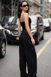 Pantalón de fit wide leg, pinzas frontales, cintura media con detalle de pretina en contraste, bolsillos delanteros y vivos decorativos posteriores. Detalle de raya frontal y posterior. Cierre frontal con broche y cremallera ocultos.