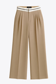 Pantalón de fit wide leg, pinzas frontales, cintura media con detalle de pretina en contraste, bolsillos delanteros y vivos decorativos posteriores. Detalle de raya frontal y posterior. Cierre frontal con broche y cremallera ocultos.