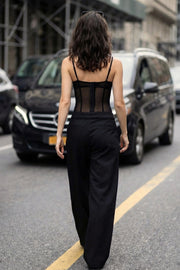 Pantalón de fit wide leg, pinzas frontales, cintura media con detalle de pretina en contraste, bolsillos delanteros y vivos decorativos posteriores. Detalle de raya frontal y posterior. Cierre frontal con broche y cremallera ocultos.