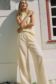 Pantalón ancho de fit recto, cintura media con pretina elástica y bolsillos delanteros.