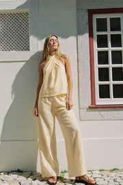 Pantalón ancho de fit recto, cintura media con pretina elástica y bolsillos delanteros.