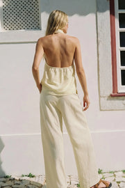 Pantalón ancho de fit recto, cintura media con pretina elástica y bolsillos delanteros.