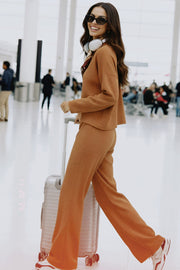 Pantalón canalé de punto, fit wide leg y cintura alta con pretina elástica.