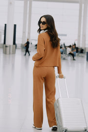 Pantalón canalé de punto, fit wide leg y cintura alta con pretina elástica.