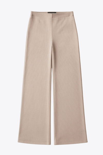 Pantalón canalé de punto, fit wide leg y cintura alta con pretina elástica.