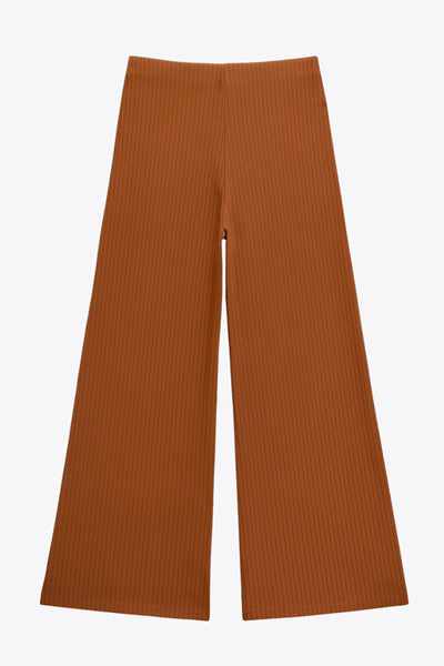 Pantalón canalé de punto, fit wide leg y cintura alta con pretina elástica.