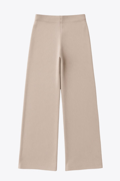 Pantalón canalé de punto, fit wide leg y cintura alta con pretina elástica.