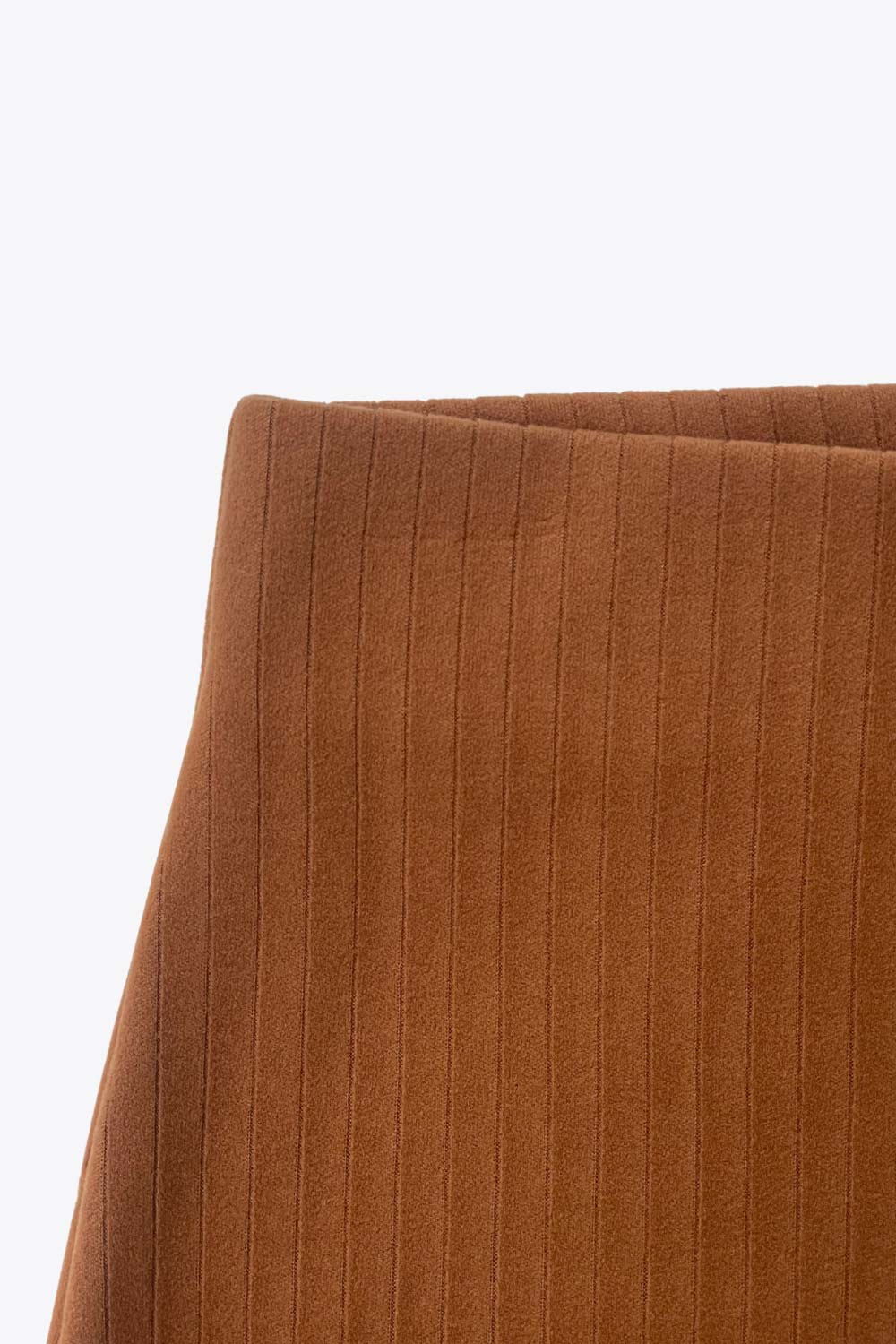 Pantalón canalé de punto, fit wide leg y cintura alta con pretina elástica.