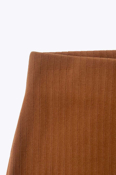 Pantalón canalé de punto, fit wide leg y cintura alta con pretina elástica.