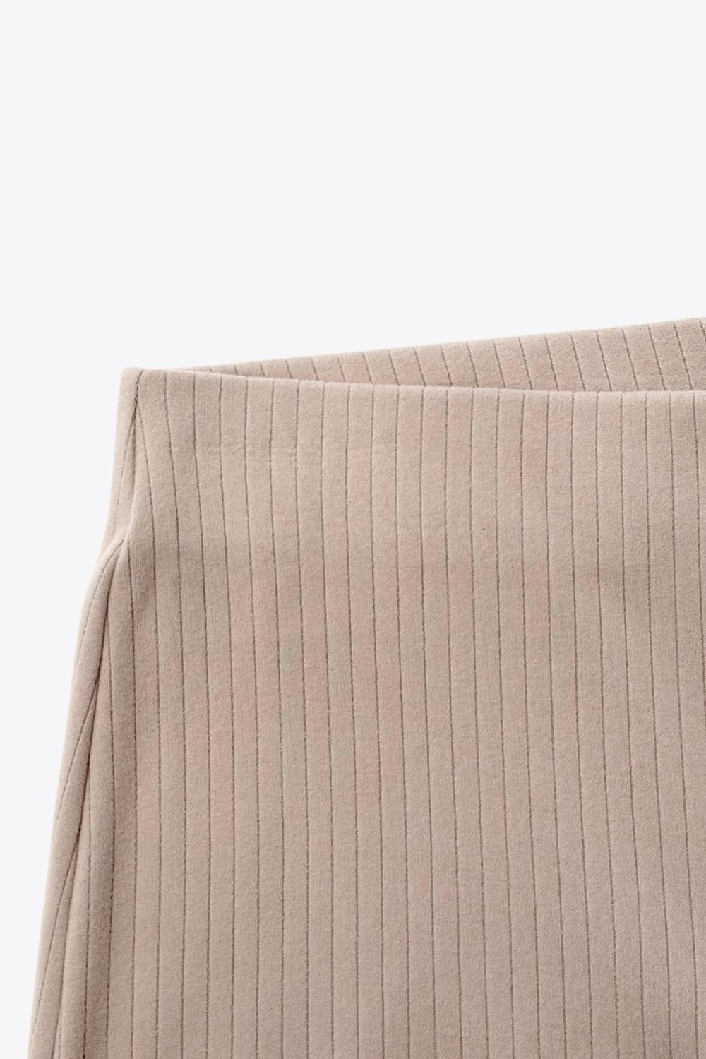 Pantalón canalé de punto, fit wide leg y cintura alta con pretina elástica.