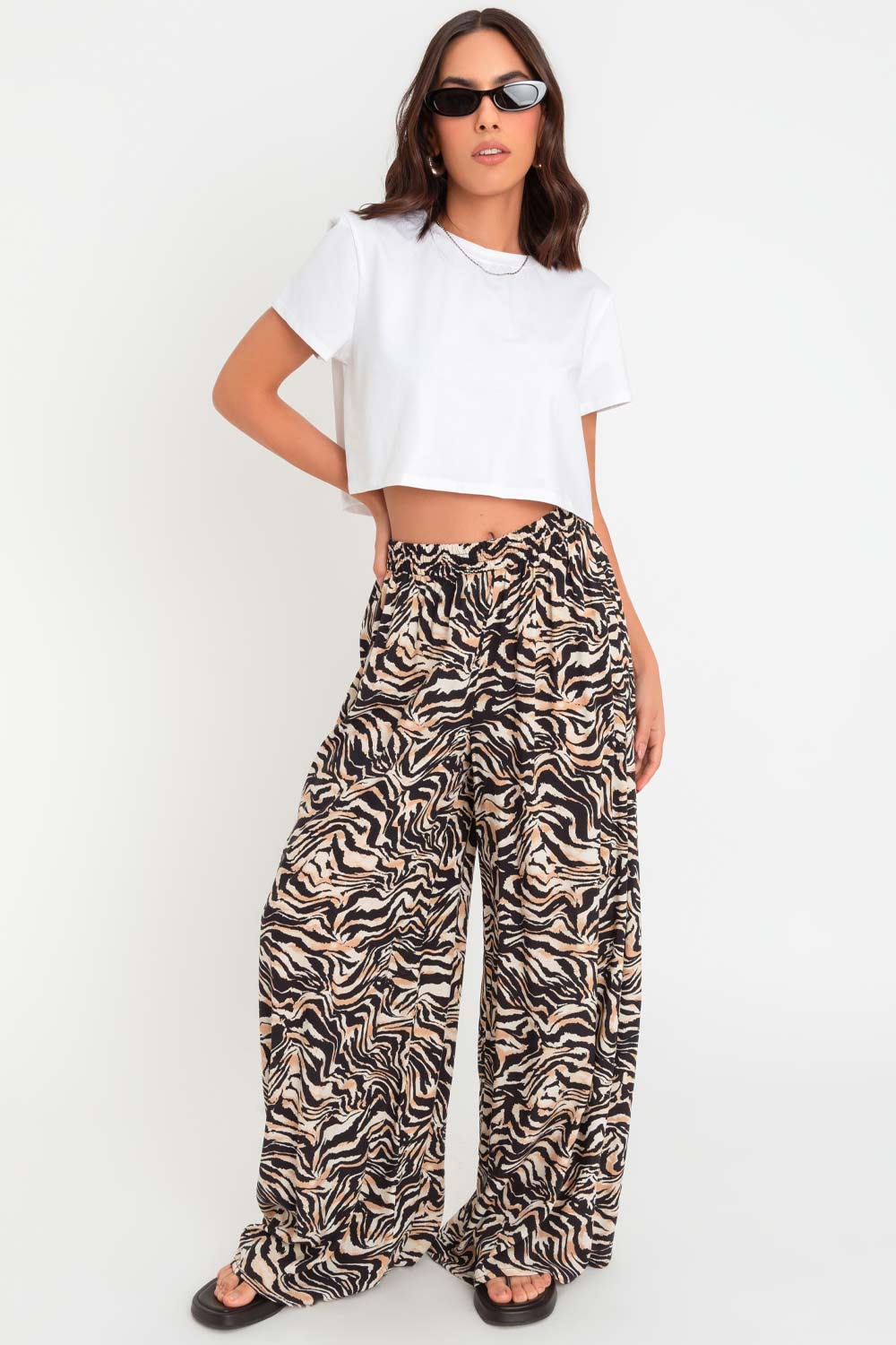 Pantalón de fit palazzo, estampado animal print, cintura alta con pretina elástica y bolsillos delanteros.