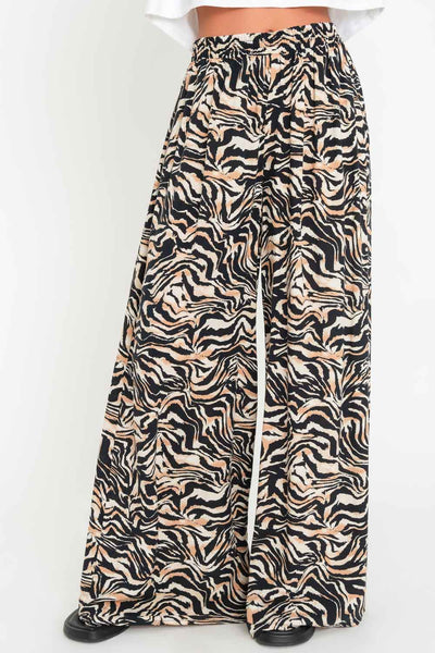 Pantalón de fit palazzo, estampado animal print, cintura alta con pretina elástica y bolsillos delanteros.