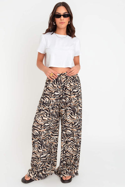 Pantalón de fit palazzo, estampado animal print, cintura alta con pretina elástica y bolsillos delanteros.