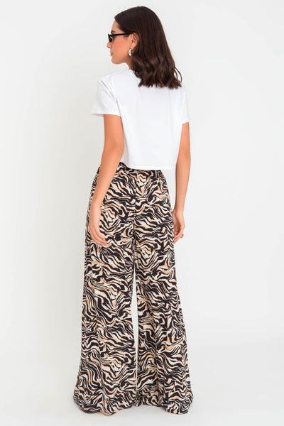 Pantalón de fit palazzo, estampado animal print, cintura alta con pretina elástica y bolsillos delanteros.