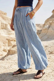 Pantalón de fit balloon, estampado rayas, cintura alta con pretina elástica y jareta frontal ajustable, bolsillos delanteros, pinzas frontales y bajo globo con rib elástico.