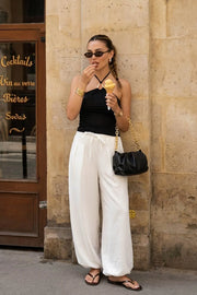 Pantalón de fit balloon, cintura alta con pretina elástica y jareta frontal ajustable, bolsillos delanteros, pinzas frontales y bajo globo con rib elástico.