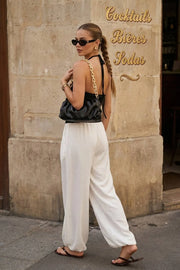 Pantalón de fit balloon, cintura alta con pretina elástica y jareta frontal ajustable, bolsillos delanteros, pinzas frontales y bajo globo con rib elástico.