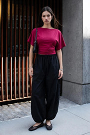 Pantalón de fit balloon, cintura alta con pretina elástica, bolsillos delanteros y bajo globo con rib elástico.