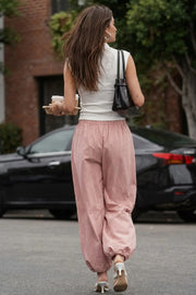 Pantalón de fit balloon, cintura alta con pretina elástica, bolsillos delanteros y bajo globo con rib elástico.
