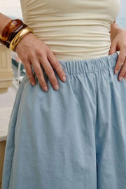 Pantalón de fit balloon, cintura alta con pretina elástica, bolsillos delanteros y bajo globo con rib elástico.