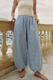 Pantalón de fit balloon, cintura alta con pretina elástica, bolsillos delanteros y bajo globo con rib elástico.