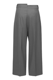 Pantalón de fit wide leg, pinzas frontales, cintura media, pretina con detalle asimétrico y trabillas, bolsillos delanteros y detalle de raya. Cierre frontal con botón y cremallera oculta.