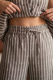 Pantalón de fit recto, estampado rayas, bolsillos delanteros, cintura media con pretina elástica y jareta frontal ajustable.