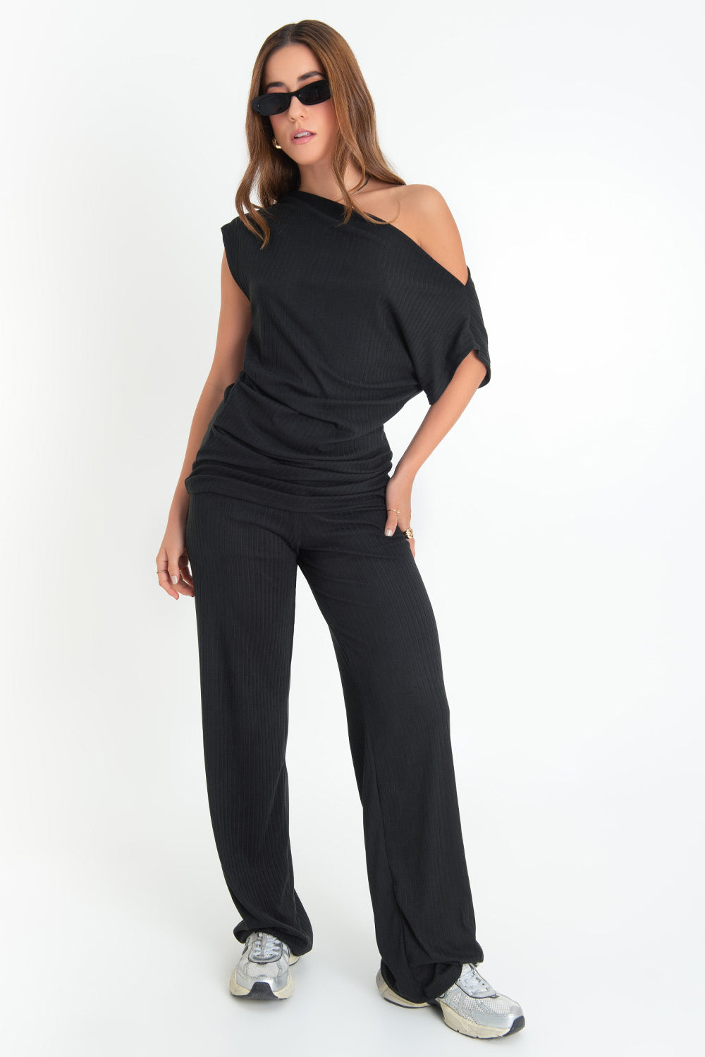 Pantalón canalé de fit wide leg y cintura alta con pretina elástica.