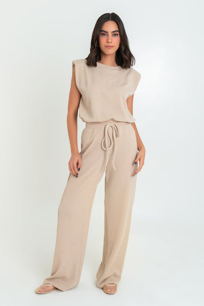 Pantalón canalé de fit wide leg, cintura alta con pretina elástica y jareta frontal ajustable.