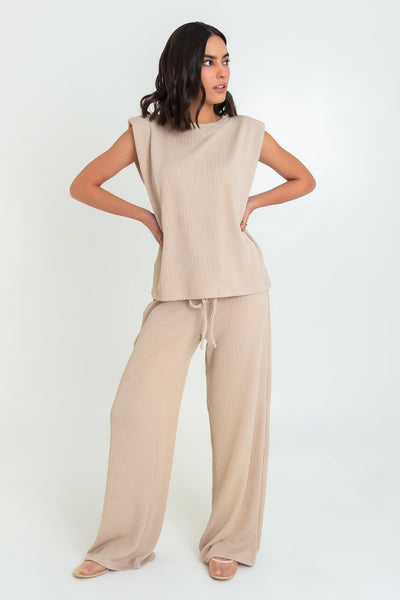 Pantalón canalé de fit wide leg, cintura alta con pretina elástica y jareta frontal ajustable.