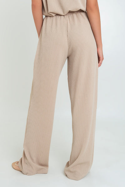 Pantalón canalé de fit wide leg, cintura alta con pretina elástica y jareta frontal ajustable.