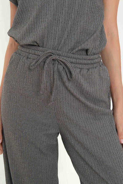 Pantalón canalé de fit wide leg, cintura alta con pretina elástica y jareta frontal ajustable.