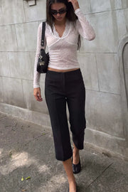 Pantalón capri de fit ajustado, cintura media, vivos decorativos frontales, detalle de raya y abertura lateral en bajo. Cierre frontal con broche y cremallera ocultos.
