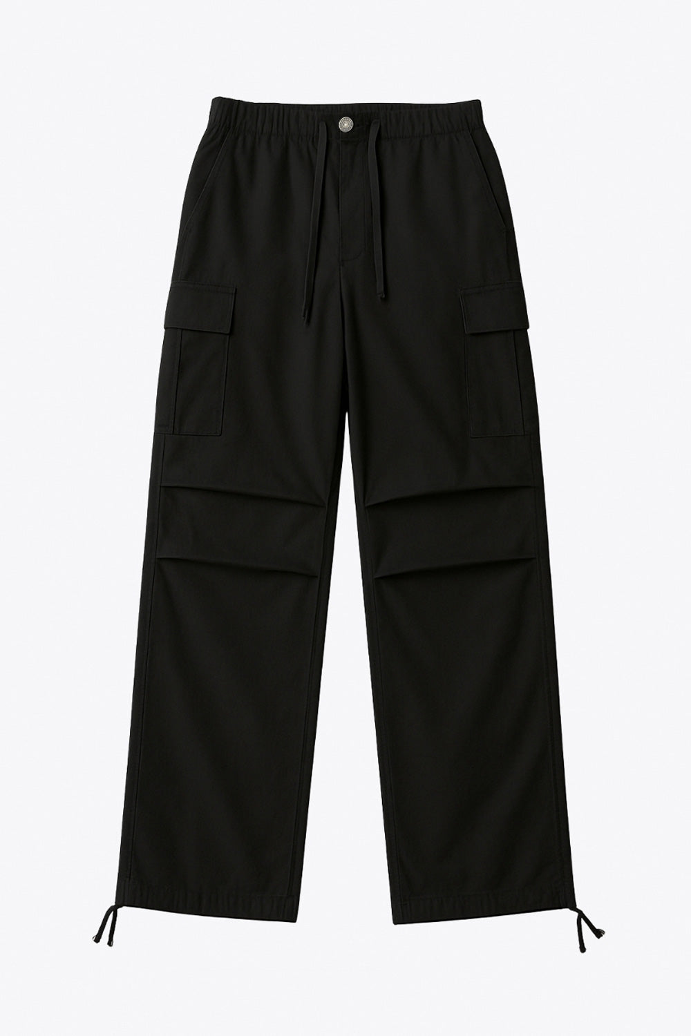 Pantalón cargo de cintura alta elástica con jareta frontal ajustable, fit amplio, plisados decorativos en rodillas, bolsillos delanteros, laterales cargo con cartera y traseros de parche. Detalle de bajo con jaretas ajustables, cierre frontal con botón y cremallera oculta.