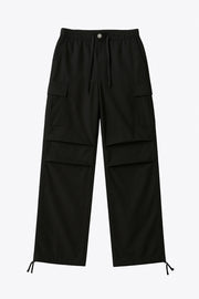 Pantalón cargo de cintura alta elástica con jareta frontal ajustable, fit amplio, plisados decorativos en rodillas, bolsillos delanteros, laterales cargo con cartera y traseros de parche. Detalle de bajo con jaretas ajustables, cierre frontal con botón y cremallera oculta.