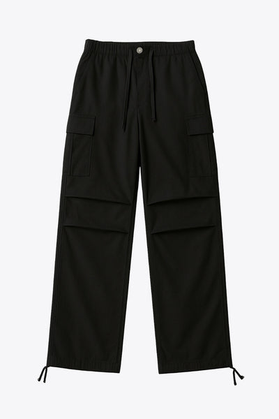 Pantalón cargo de cintura alta elástica con jareta frontal ajustable, fit amplio, plisados decorativos en rodillas, bolsillos delanteros, laterales cargo con cartera y traseros de parche. Detalle de bajo con jaretas ajustables, cierre frontal con botón y cremallera oculta.