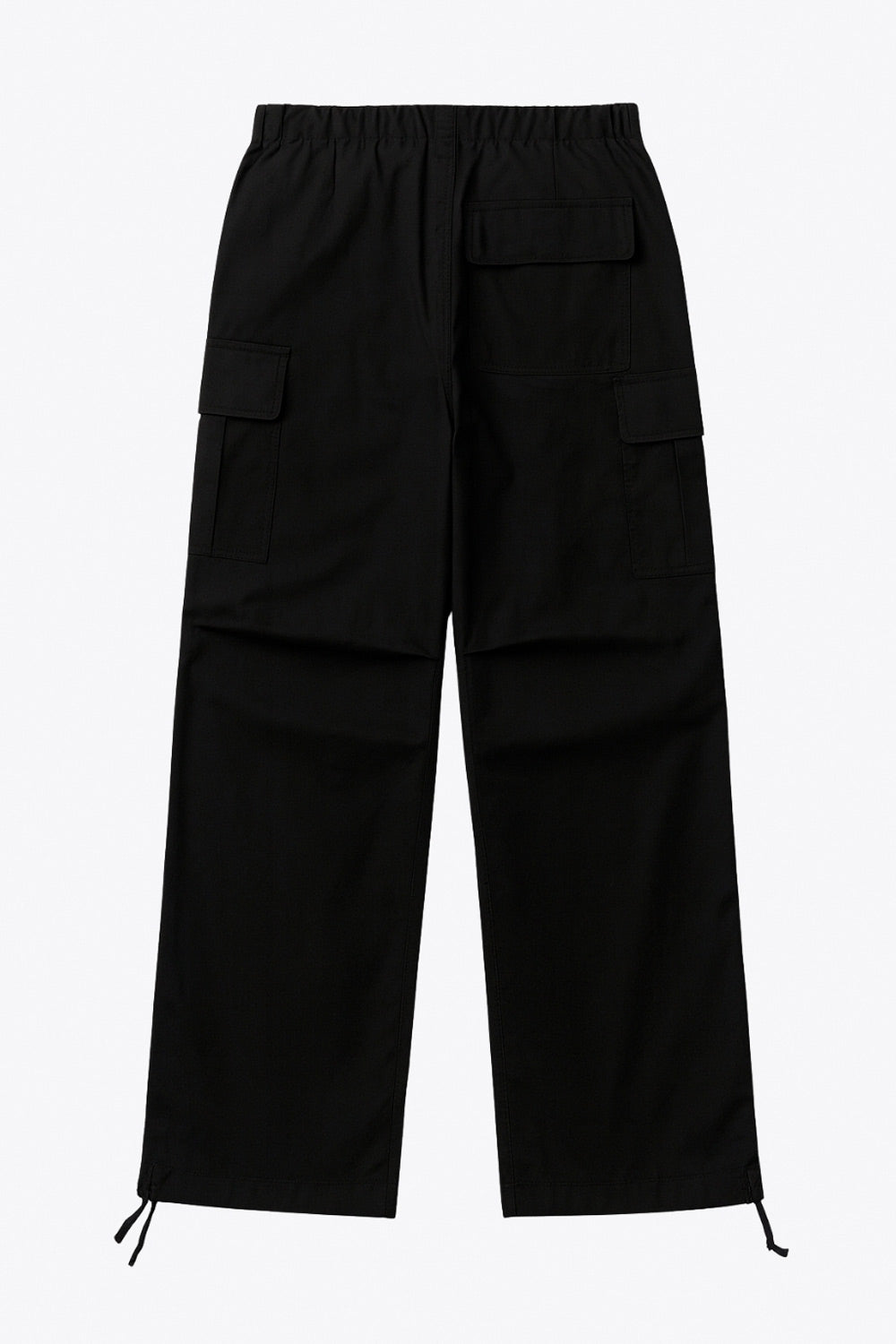 Pantalón cargo de cintura alta elástica con jareta frontal ajustable, fit amplio, plisados decorativos en rodillas, bolsillos delanteros, laterales cargo con cartera y traseros de parche. Detalle de bajo con jaretas ajustables, cierre frontal con botón y cremallera oculta.