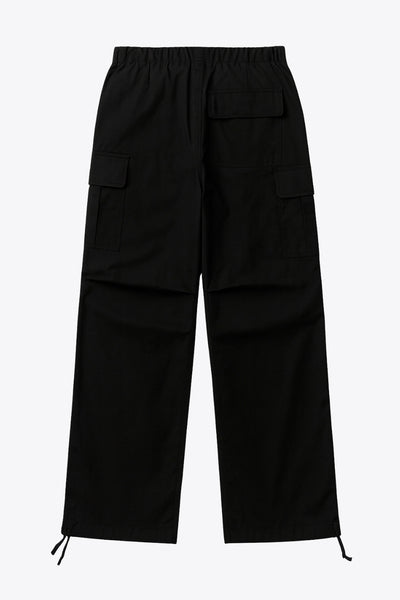 Pantalón cargo de cintura alta elástica con jareta frontal ajustable, fit amplio, plisados decorativos en rodillas, bolsillos delanteros, laterales cargo con cartera y traseros de parche. Detalle de bajo con jaretas ajustables, cierre frontal con botón y cremallera oculta.