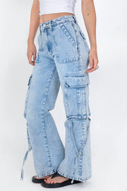 Pantalón cargo de denim, cintura media con pretina y trabillas, de fit recto, bolsillos delanteros de parche, laterales y posteriores cargo con cartera. Detalle de trabillas cruzadas en bajo, cierre frontal con botón y cremallera oculta.